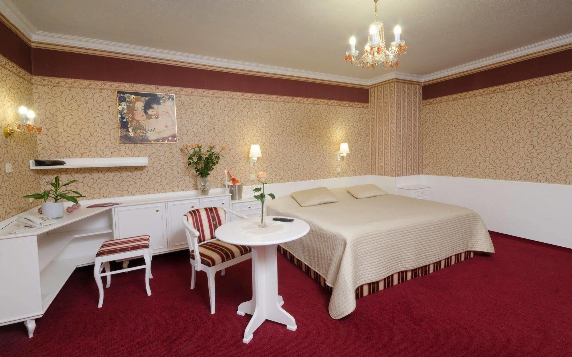 Hotel Ostrov 님부르크 외부 사진