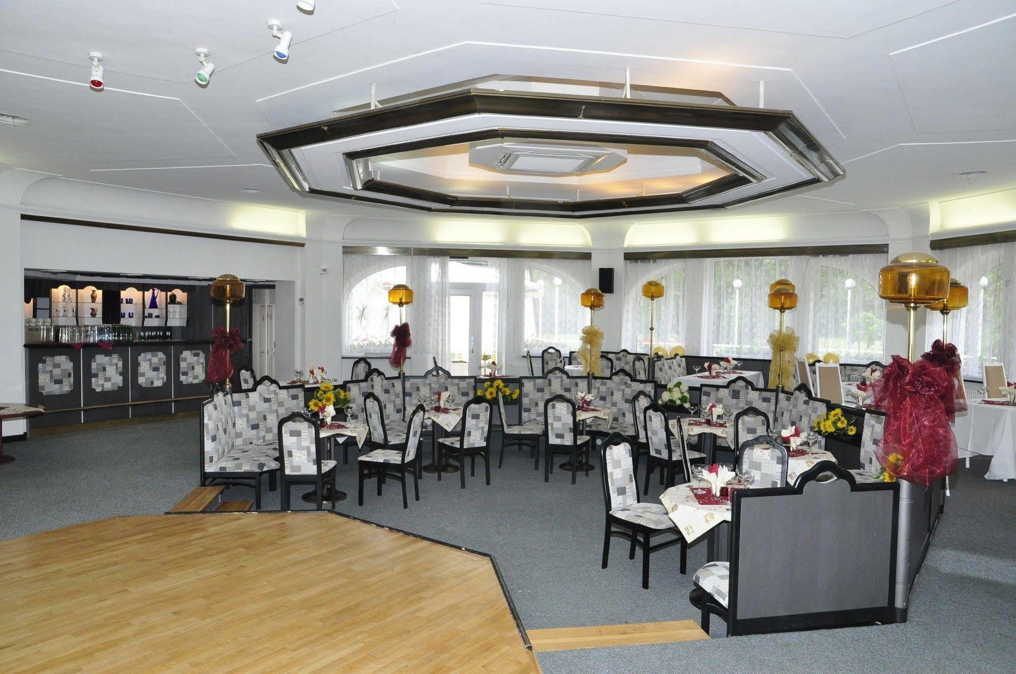 Hotel Ostrov 님부르크 외부 사진