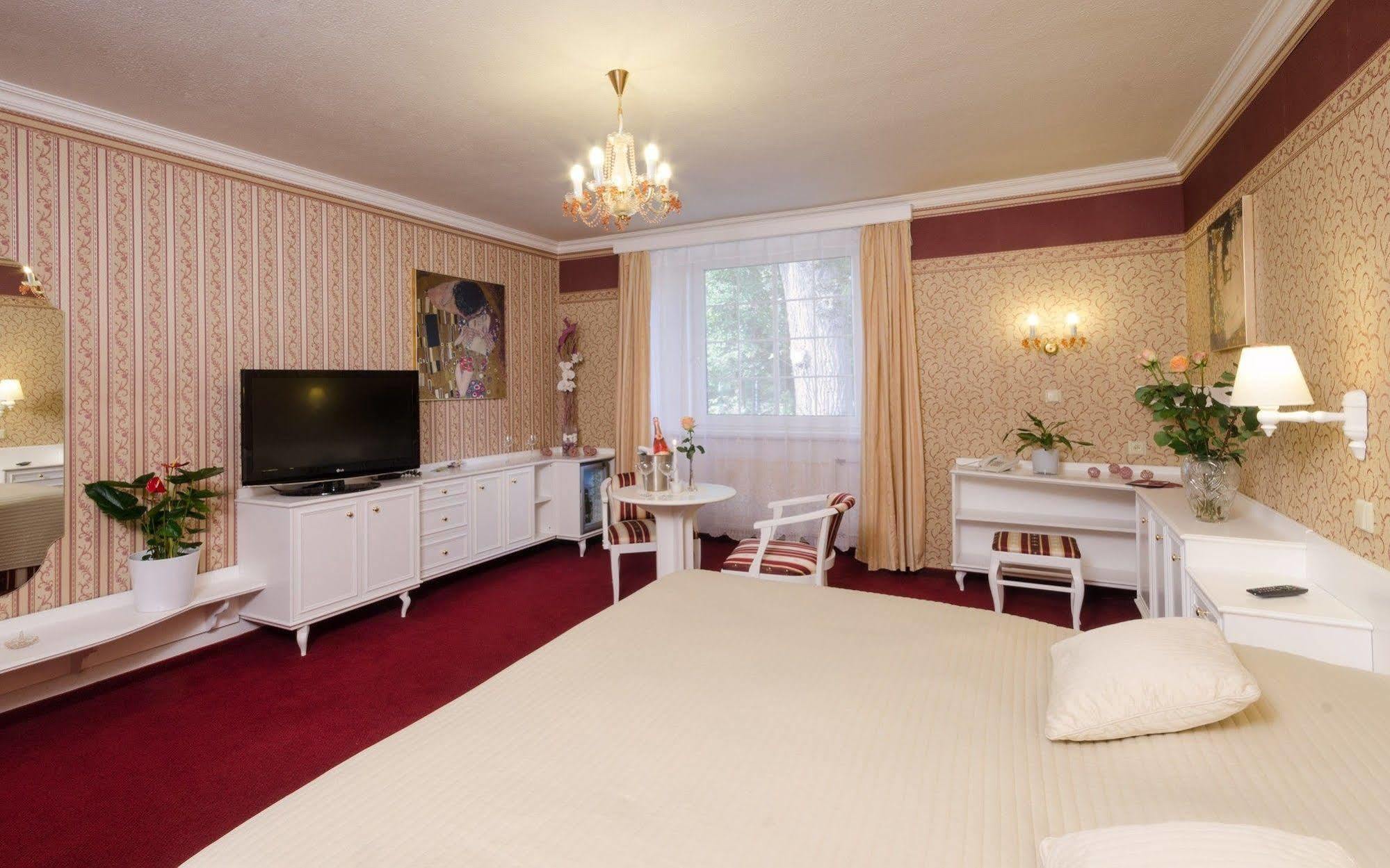 Hotel Ostrov 님부르크 외부 사진