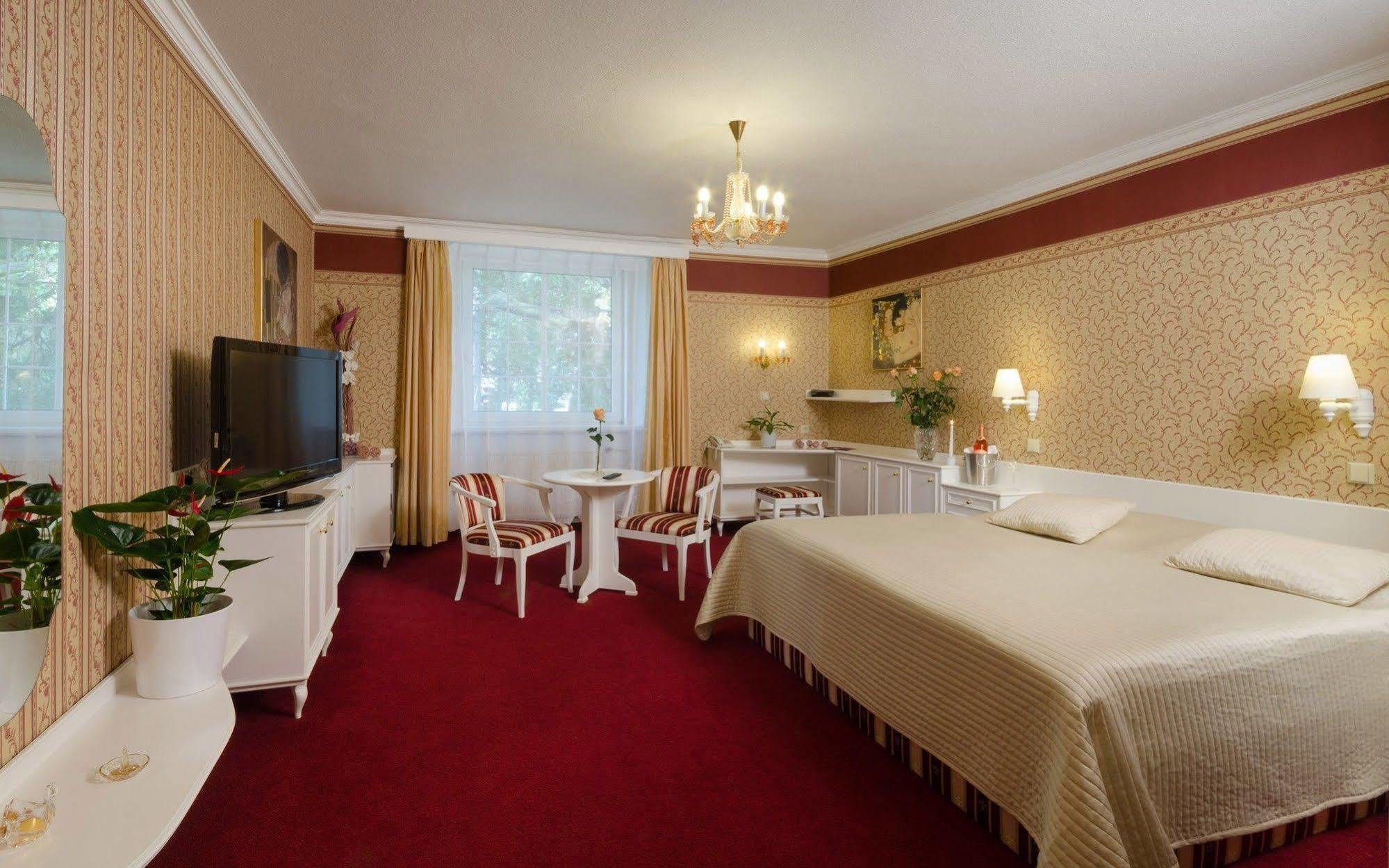Hotel Ostrov 님부르크 외부 사진
