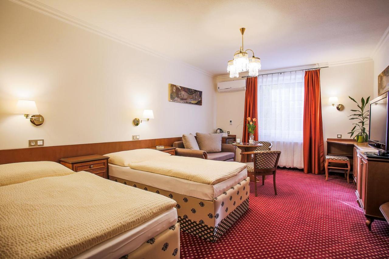 Hotel Ostrov 님부르크 외부 사진